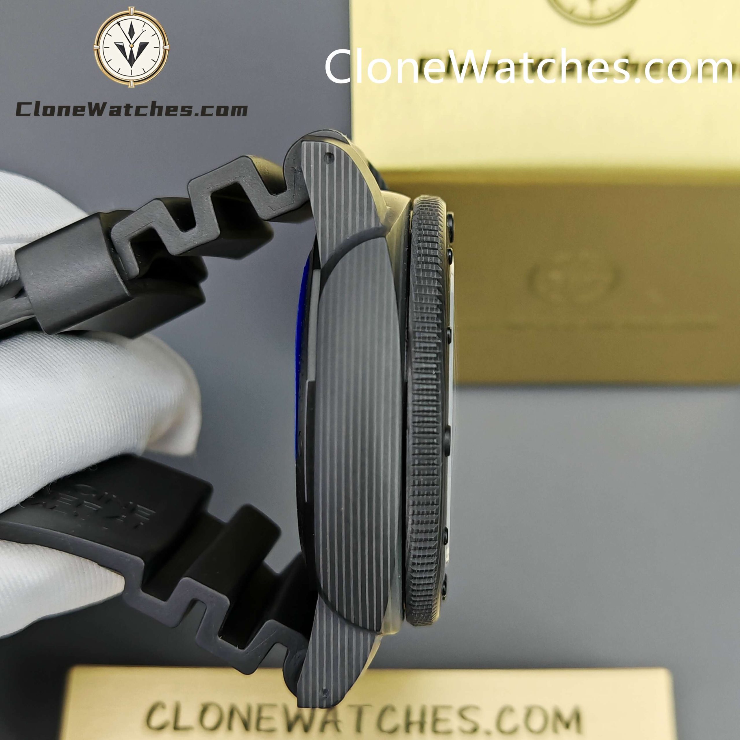 Panerai Super Clone Watches 1:1 Submersible Luna Rossa CarboTech GMT America’s Cup PAM 01039