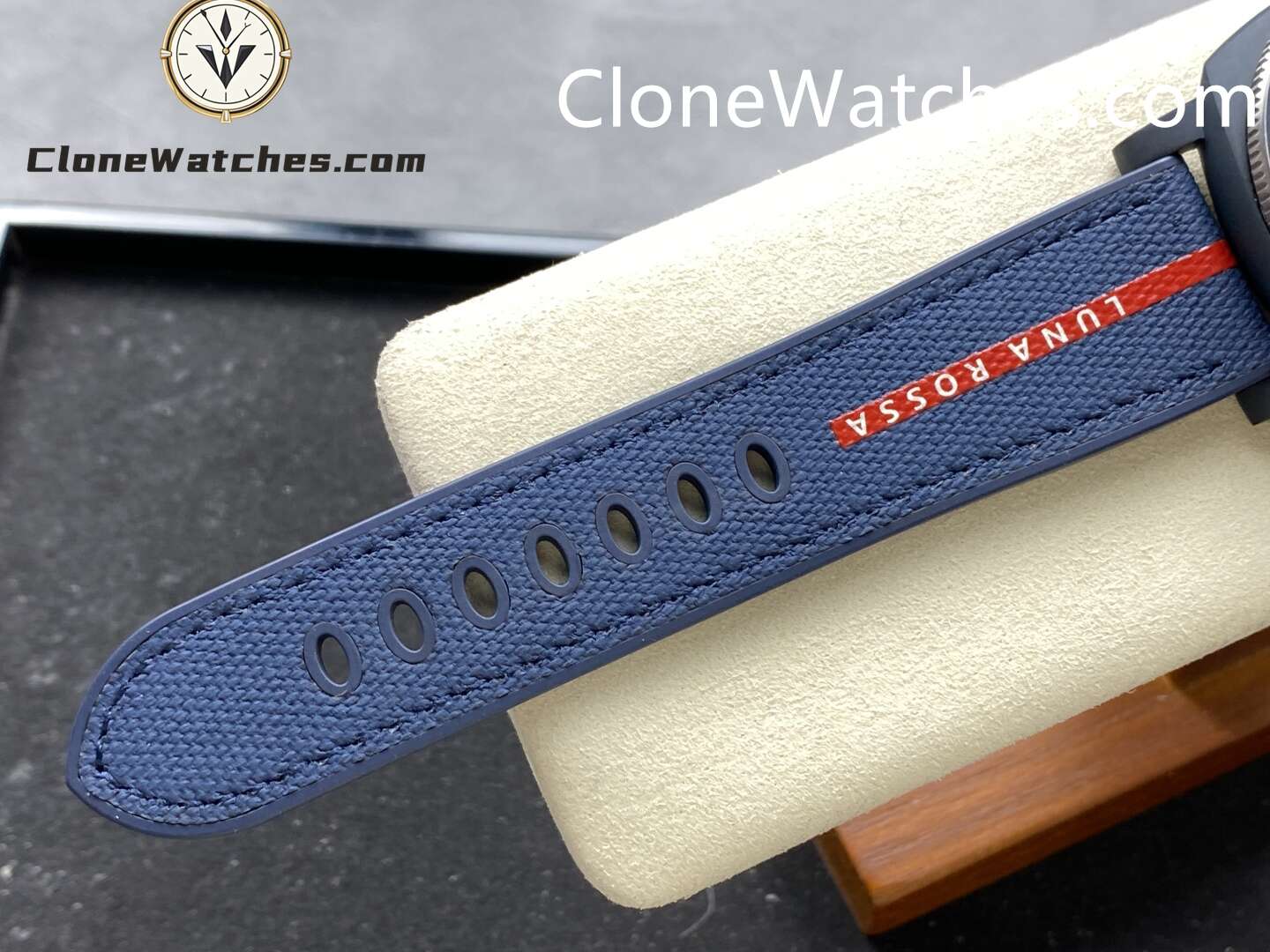 Panerai Super Clone Watches 1:1 Submersible QuarantaQuattro Luna Rossa Ti-CeramitechTM PAM01466 Blue Dial
