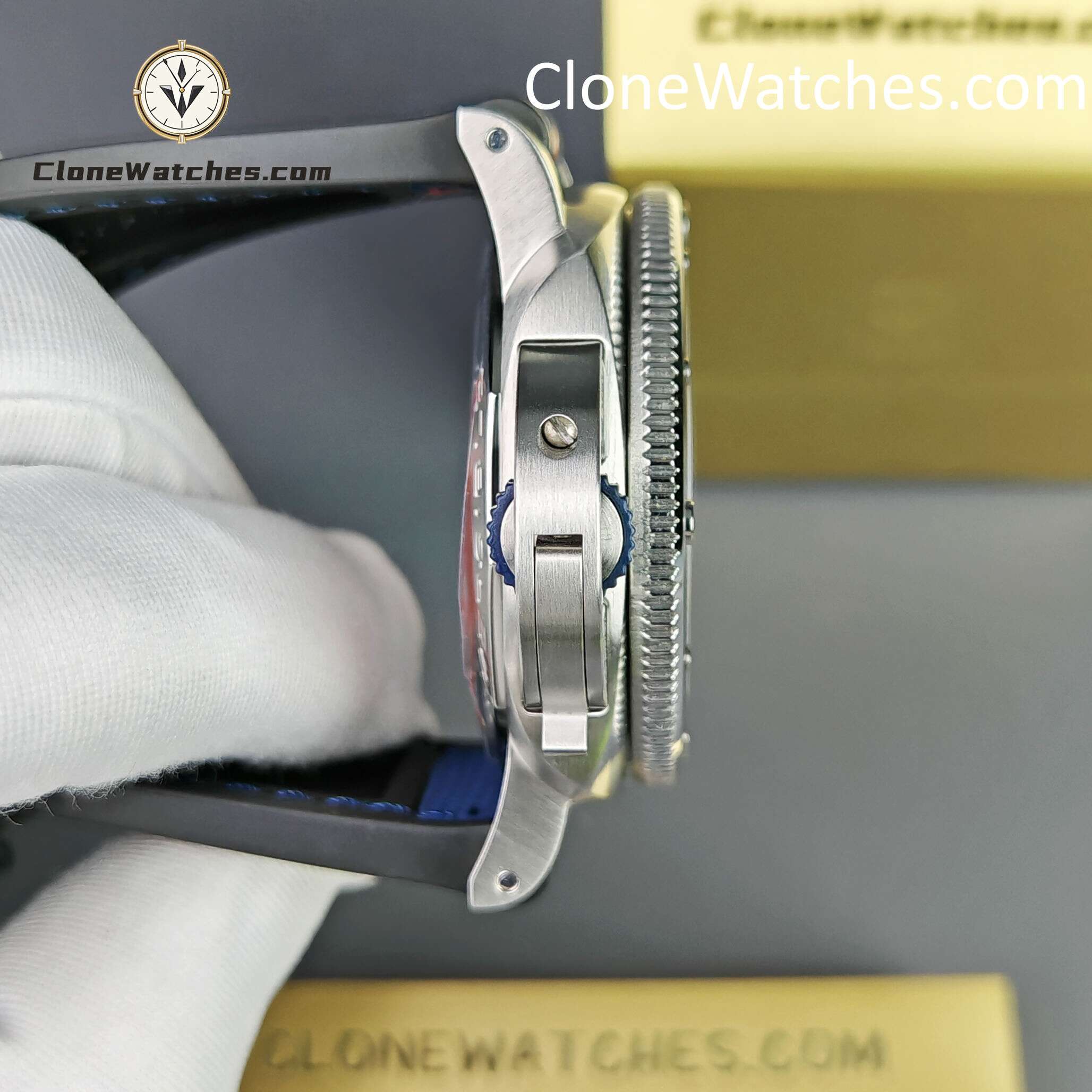 Panerai Super Clone Watches 1:1 Submersible QuarantaQuattro Luna Rossa PAM01391 44mm