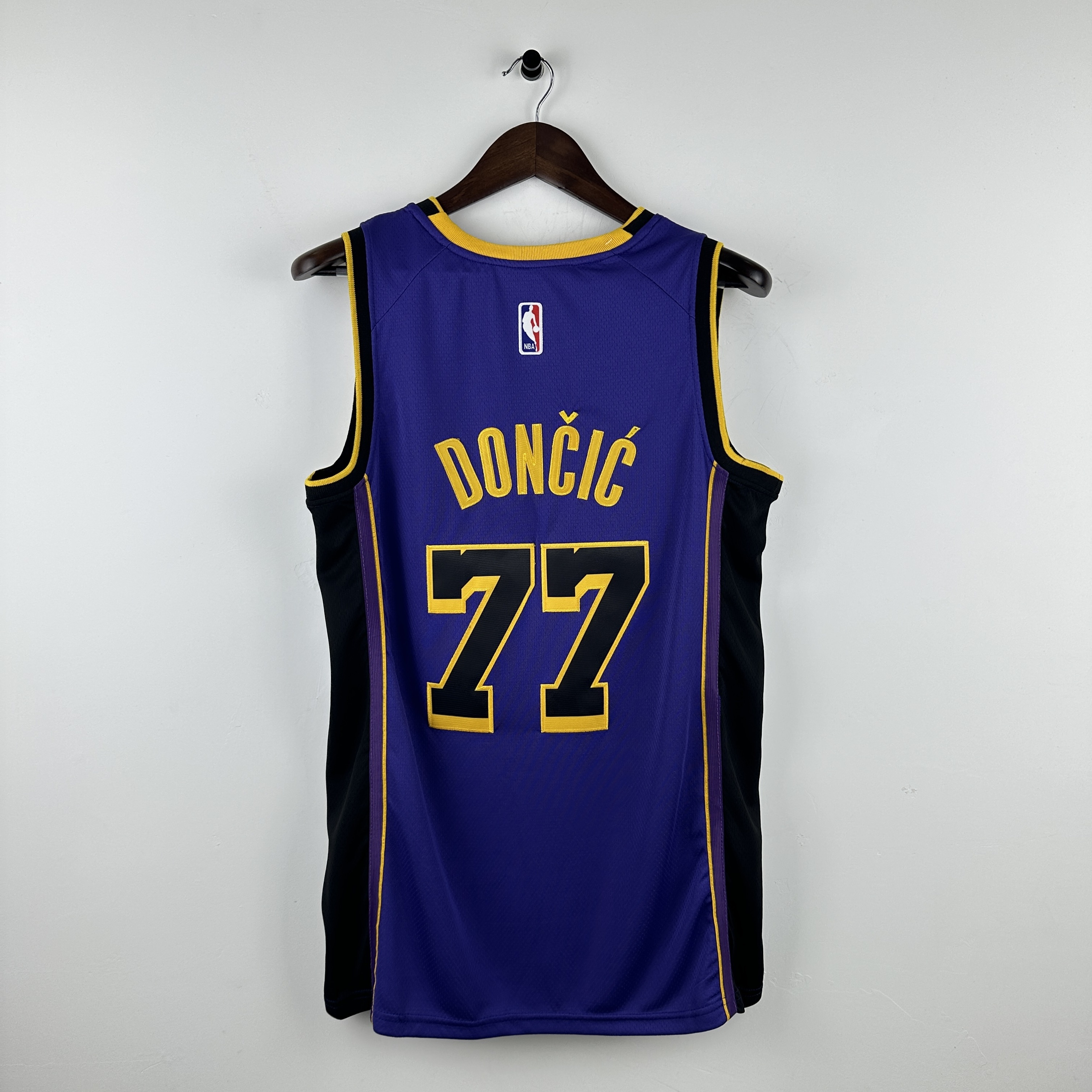 Embroidered 23rd season Lakers flying model No. 77 Dončić