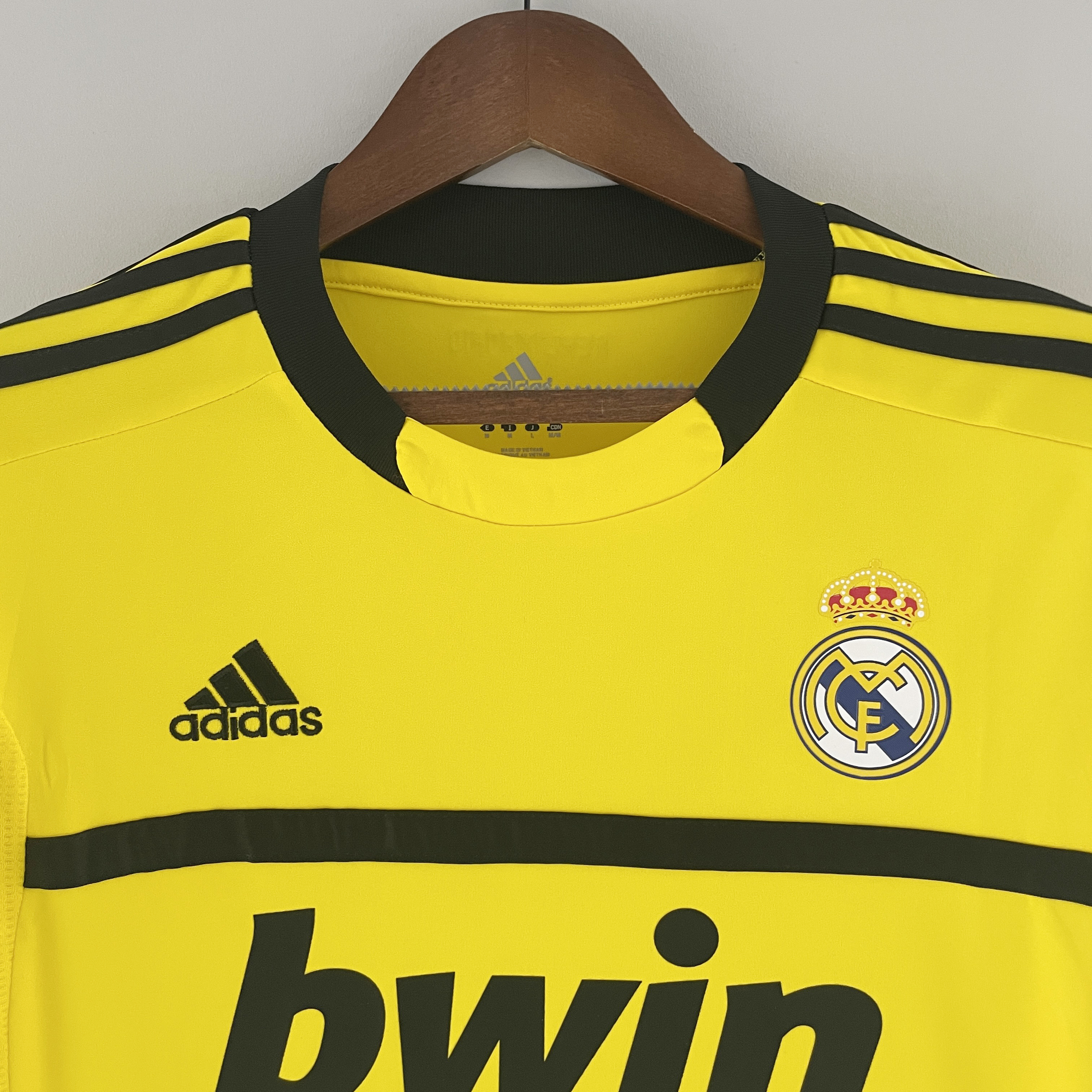 2011/12 Real Madrid yellow goalkeeper jersey 1:1 Thai quality - Fans Edition
