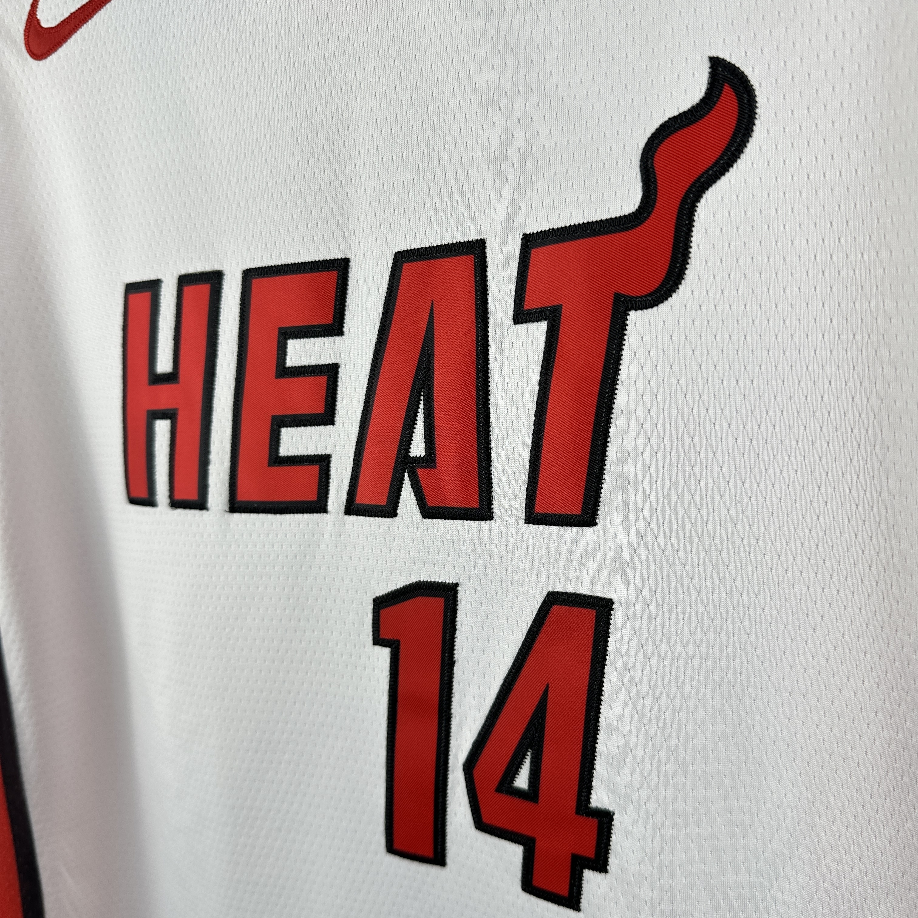 Hot Pressing V-neck White No. 14 Herro