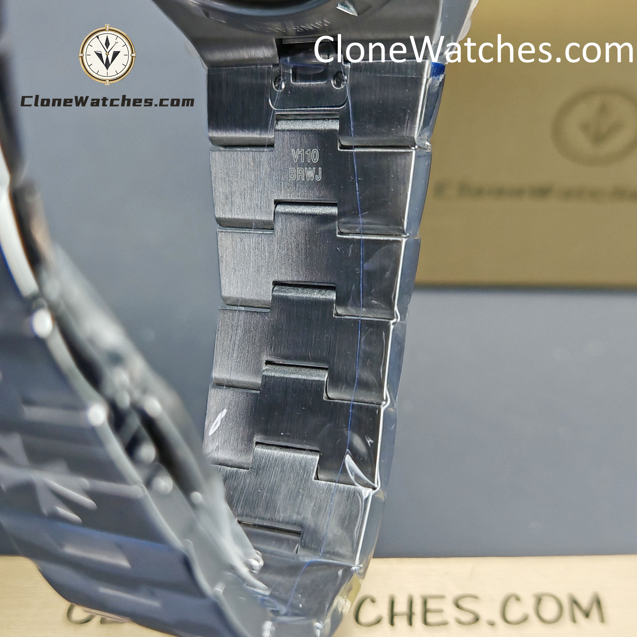 Vacheron Constantin Super Clone Watches 1:1 Overseas Dual Time 7920V/210A-B334 Blue Dial