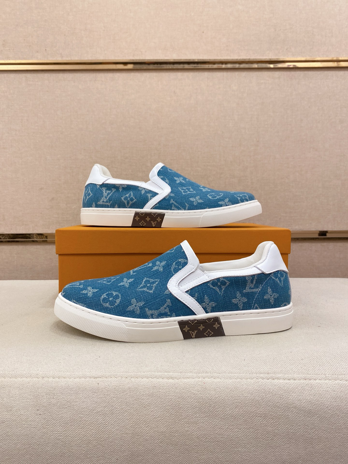 The latest style of LV canvas shoes
