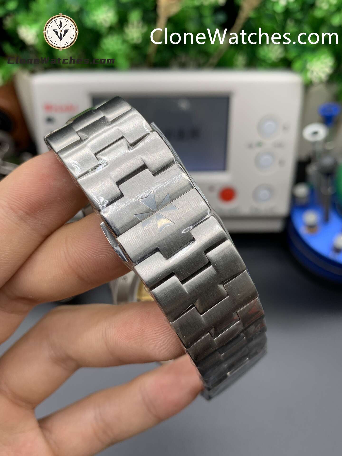 Vacheron Constantin Super Clone Watches 1:1 Overseas perpetual calendar 4300V/120G-B102 Gray Dial