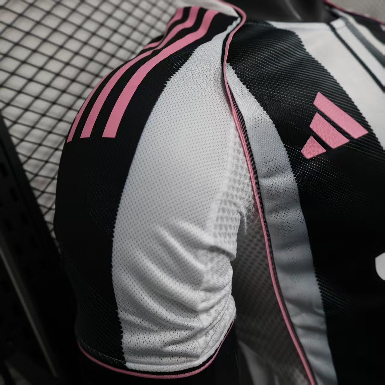 25-26 Juventus Home Jersey with Advertising - Player Edition