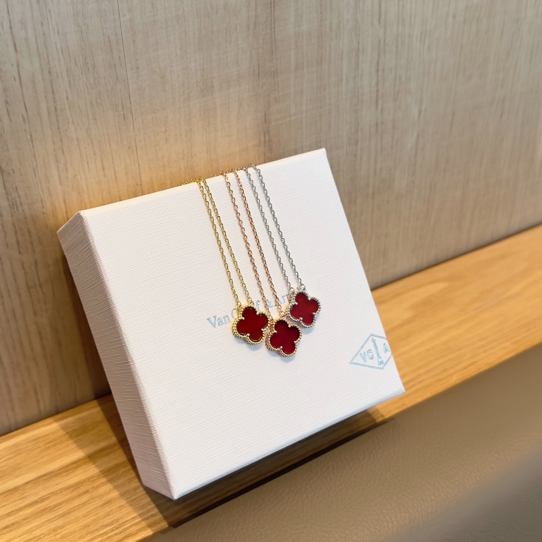 Van Cleef&Arpels  Clover Lucky Series  Red Chalcedony 18K Gold necklace