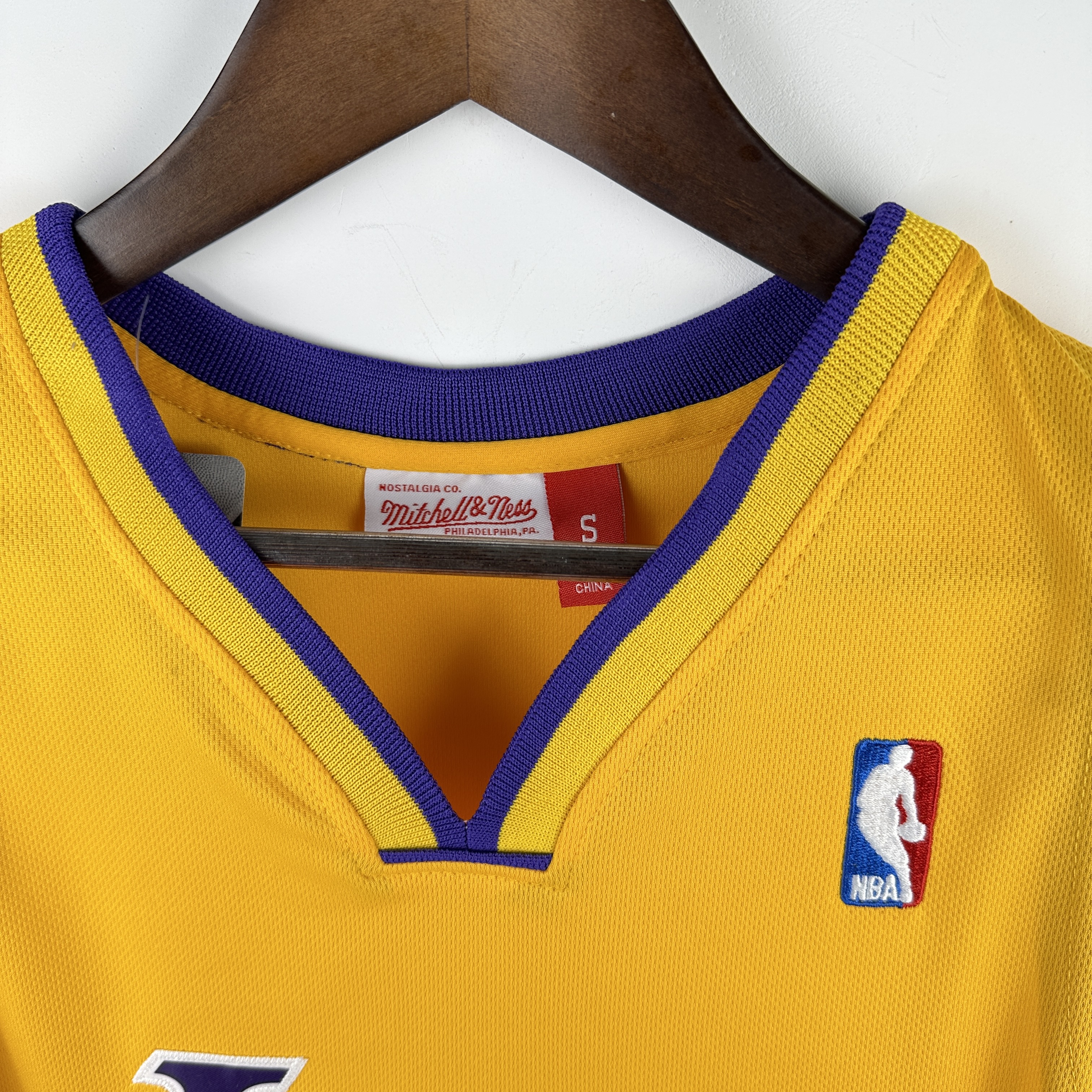 Embroidered MN Retro Jersey Lakers 06/07 Season V-neck Yellow No. 24 Kobe