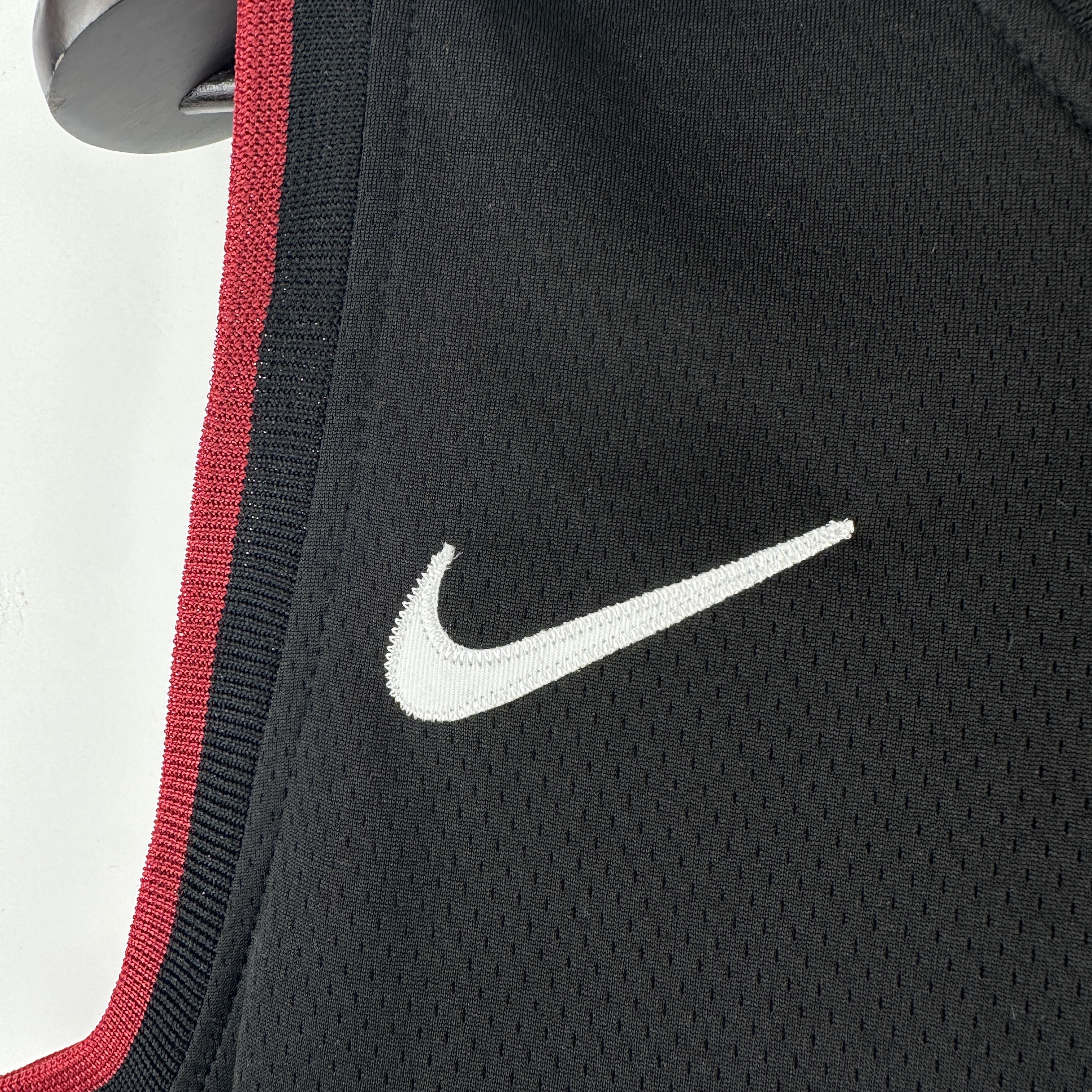 Embroidered Heat V-neck black No. 22 Butler