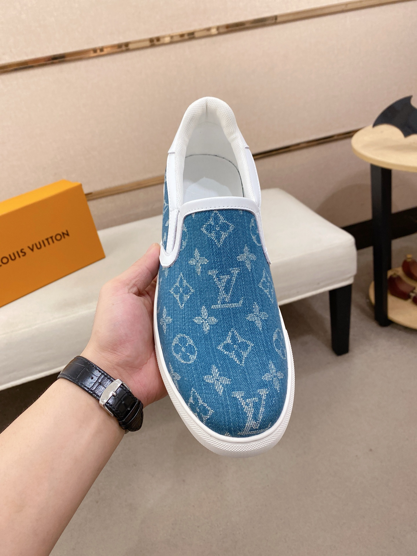 The latest style of LV canvas shoes