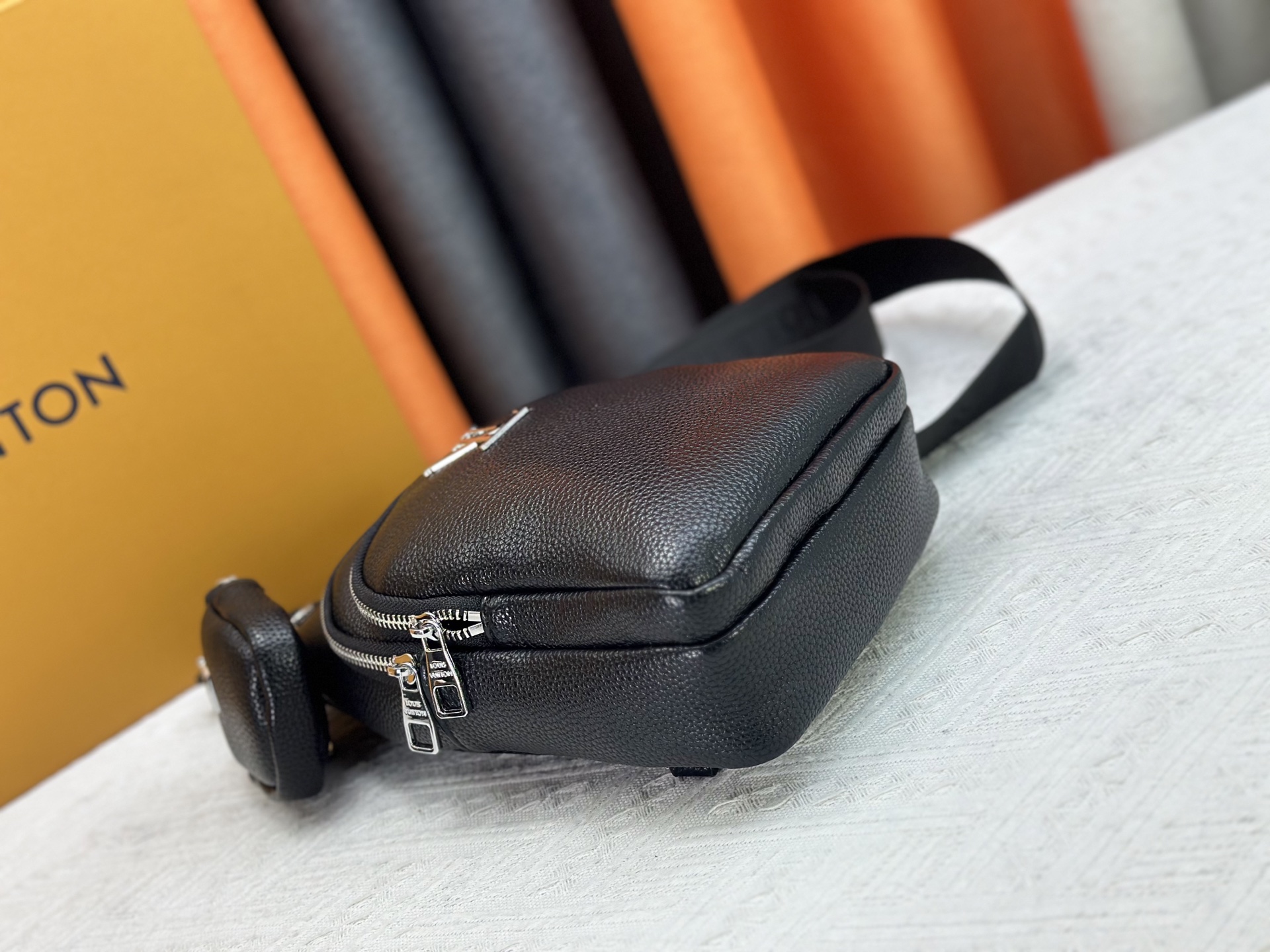 The latest style of LV men's chest bag