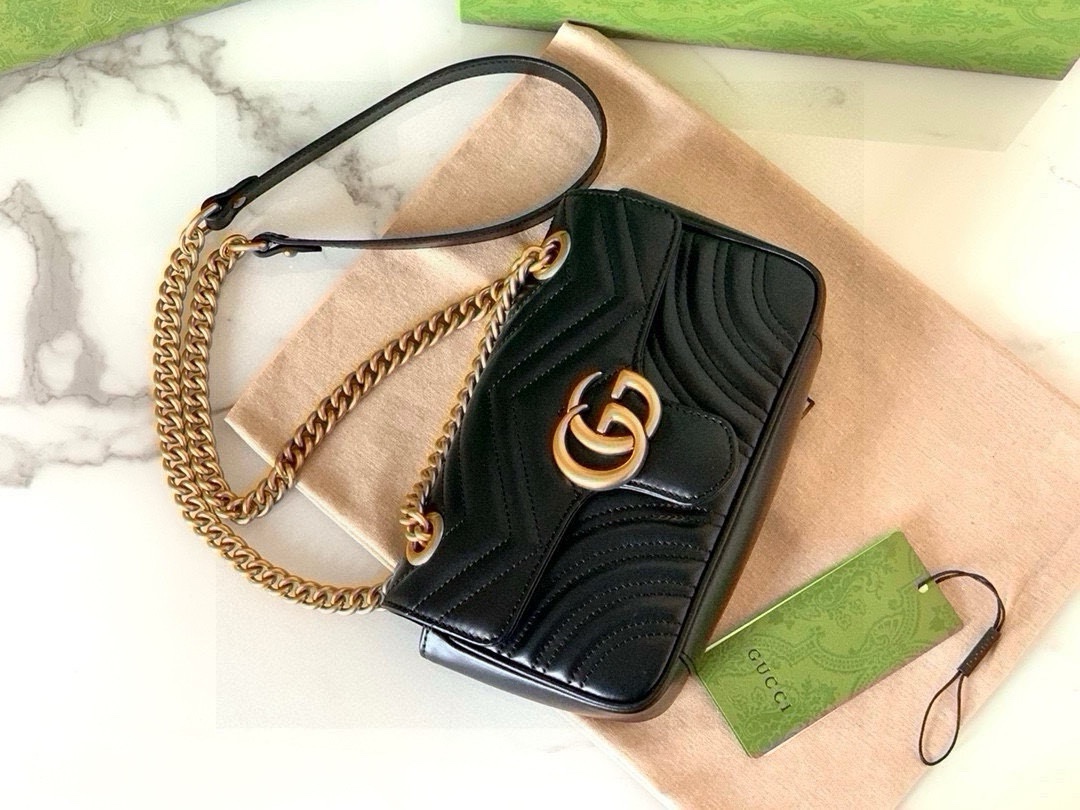 Gucci — Italy imported original leather chain underarm shoulder messenger bag women's hardware lock bag  Small size 23X14X6cmbrand new