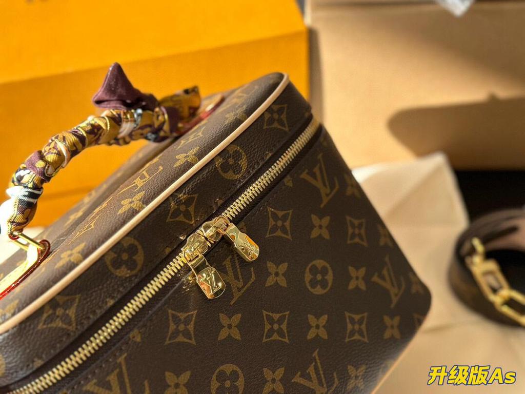 Louis Vuittion vanity bag  Classic / Practical