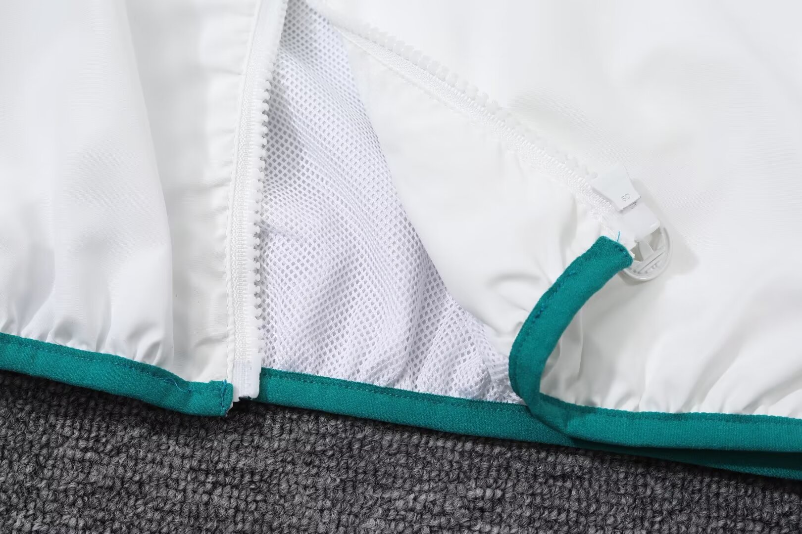 2023/24 Manchester United white hooded windbreaker 1:1 Thailand