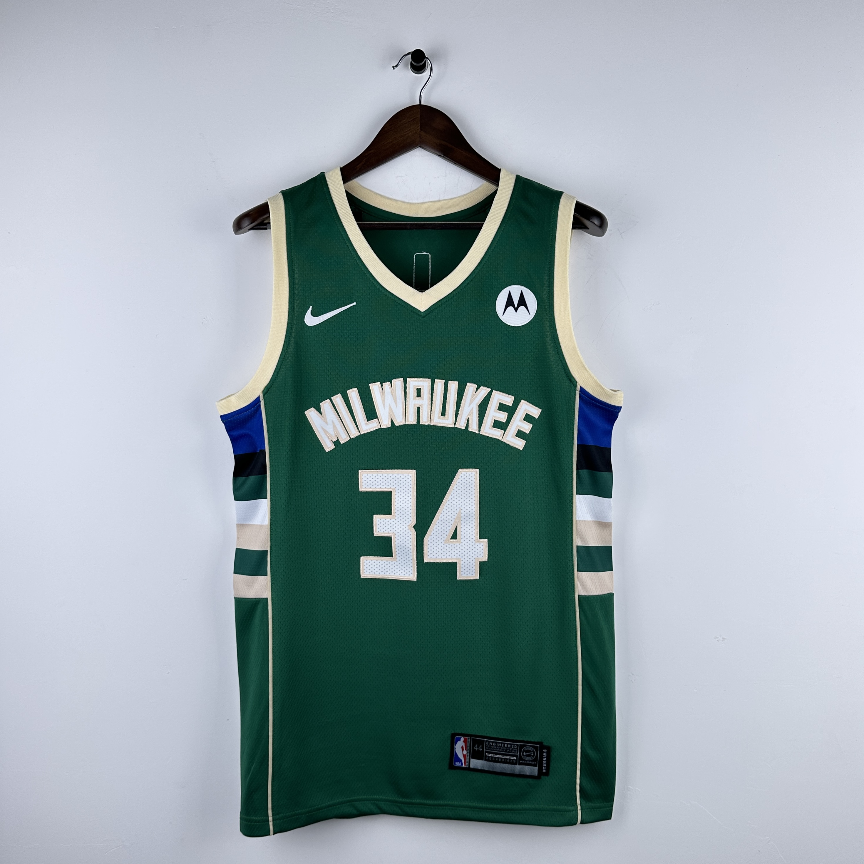 Embroidered Bucks V-neck green No. 34 Antetokounmpo