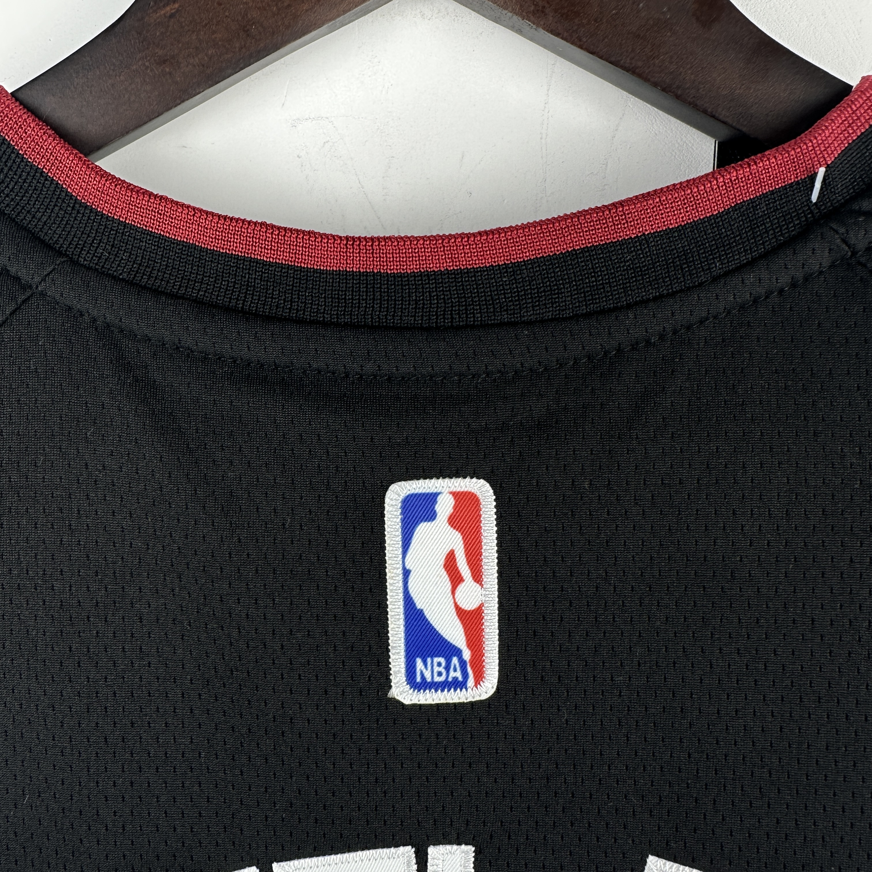 Embroidered Heat V-neck black No. 22 Butler