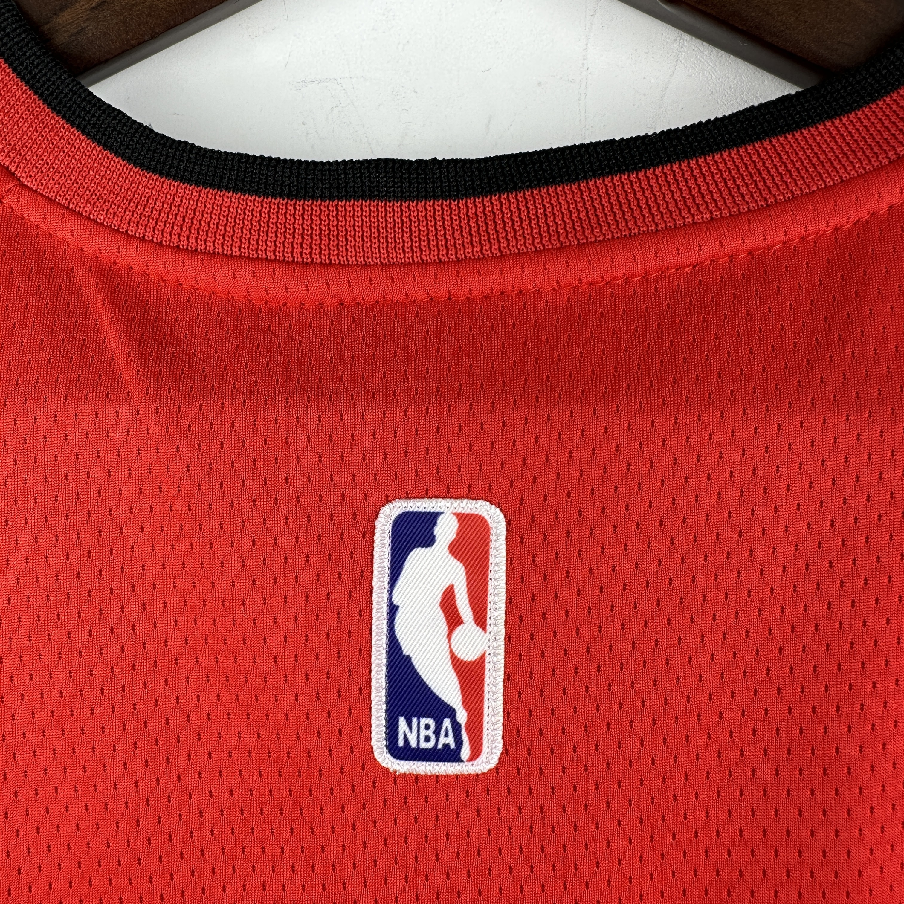 Embroidered Heat V-neck red No. 14 Herro