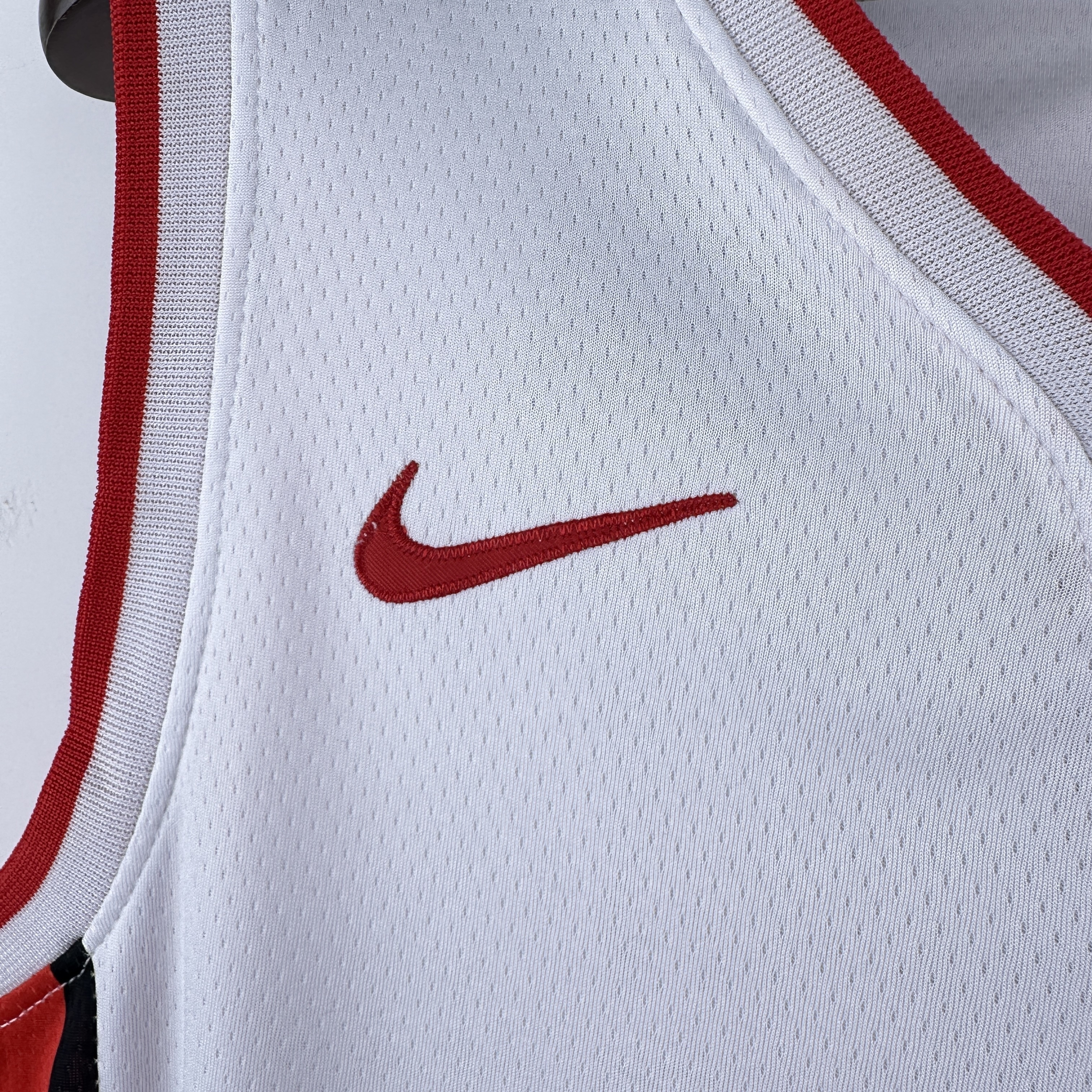 Embroidered Heat V-neck white No. 22 Butler