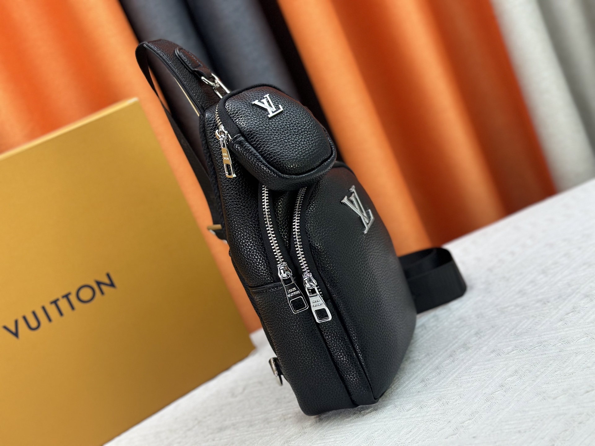 The latest style of LV men's chest bag