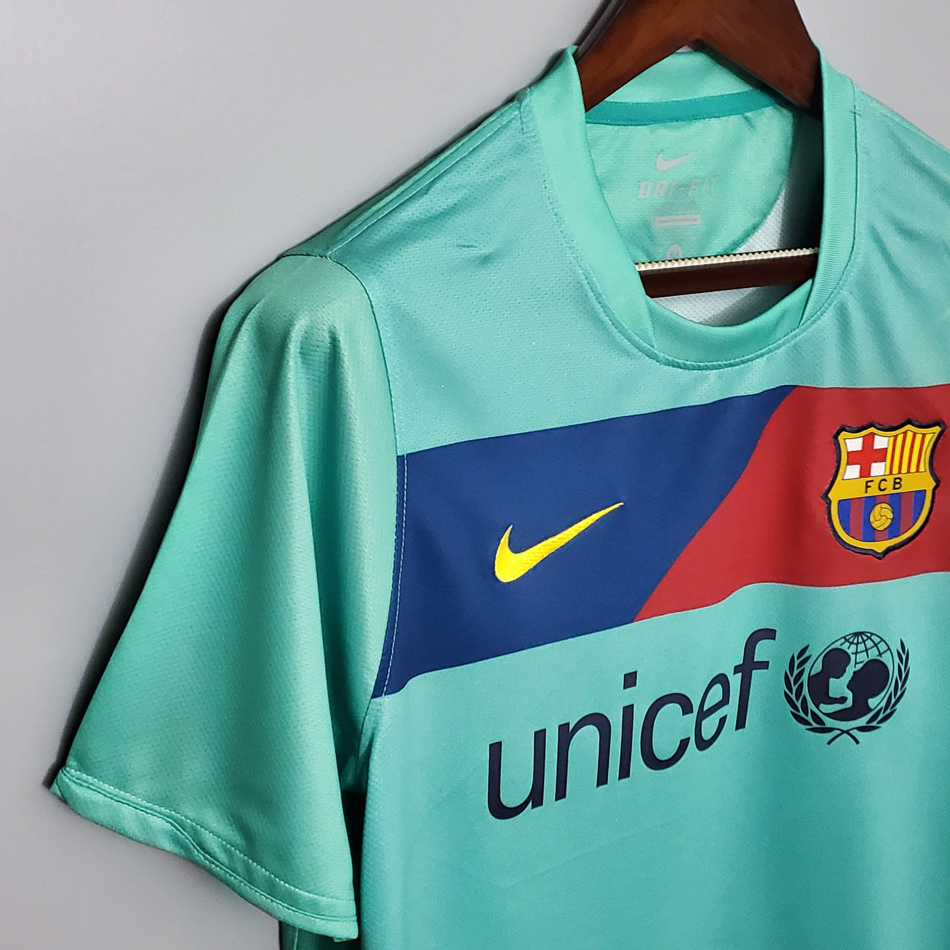 2010/2011 Retro Barcelona Away Football Shirt 1:1 Thai Quality - Fans Edition