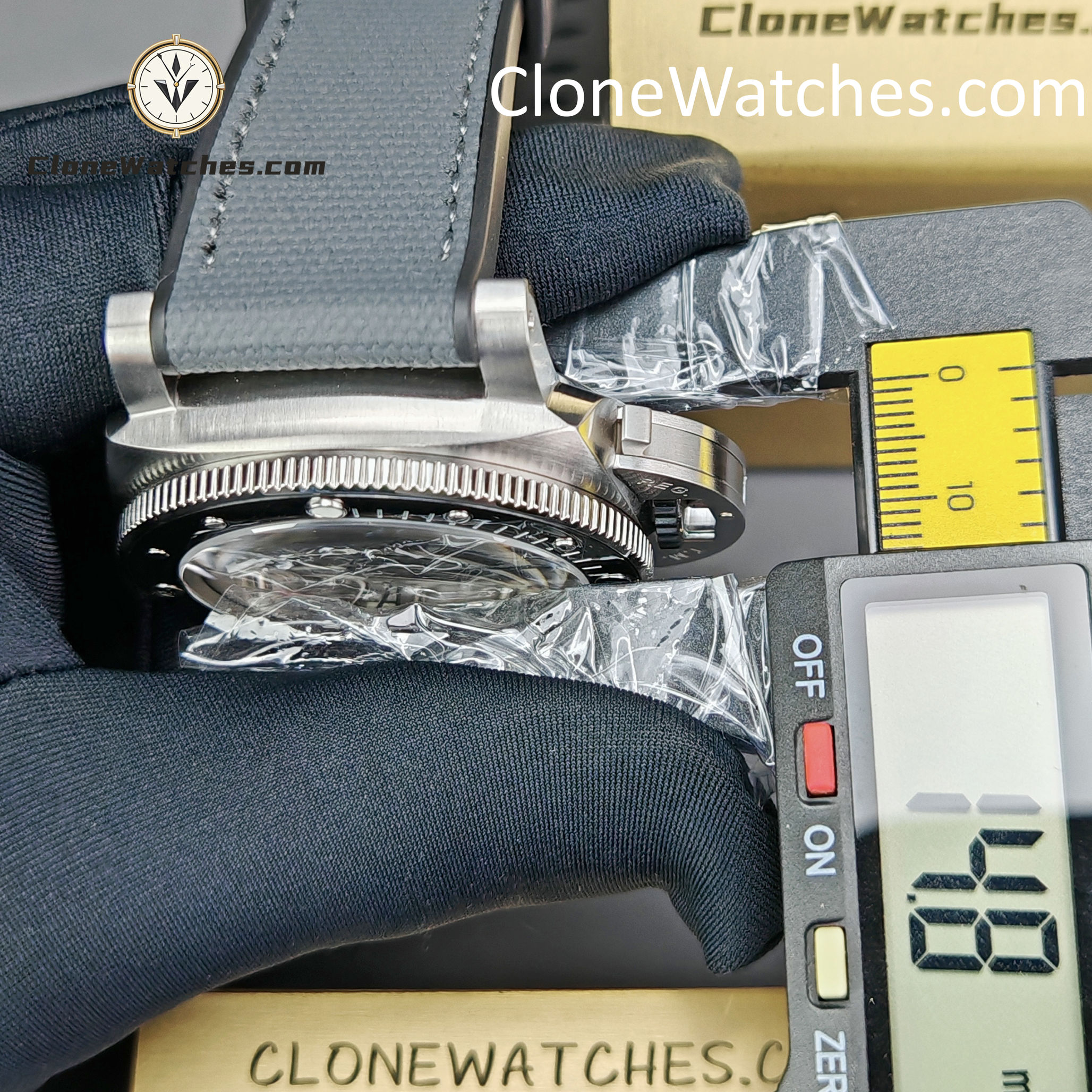 Panerai Super Clone Watches 1:1 Submersible QuarantaQuattro Luna Rossa PAM01681 44mm
