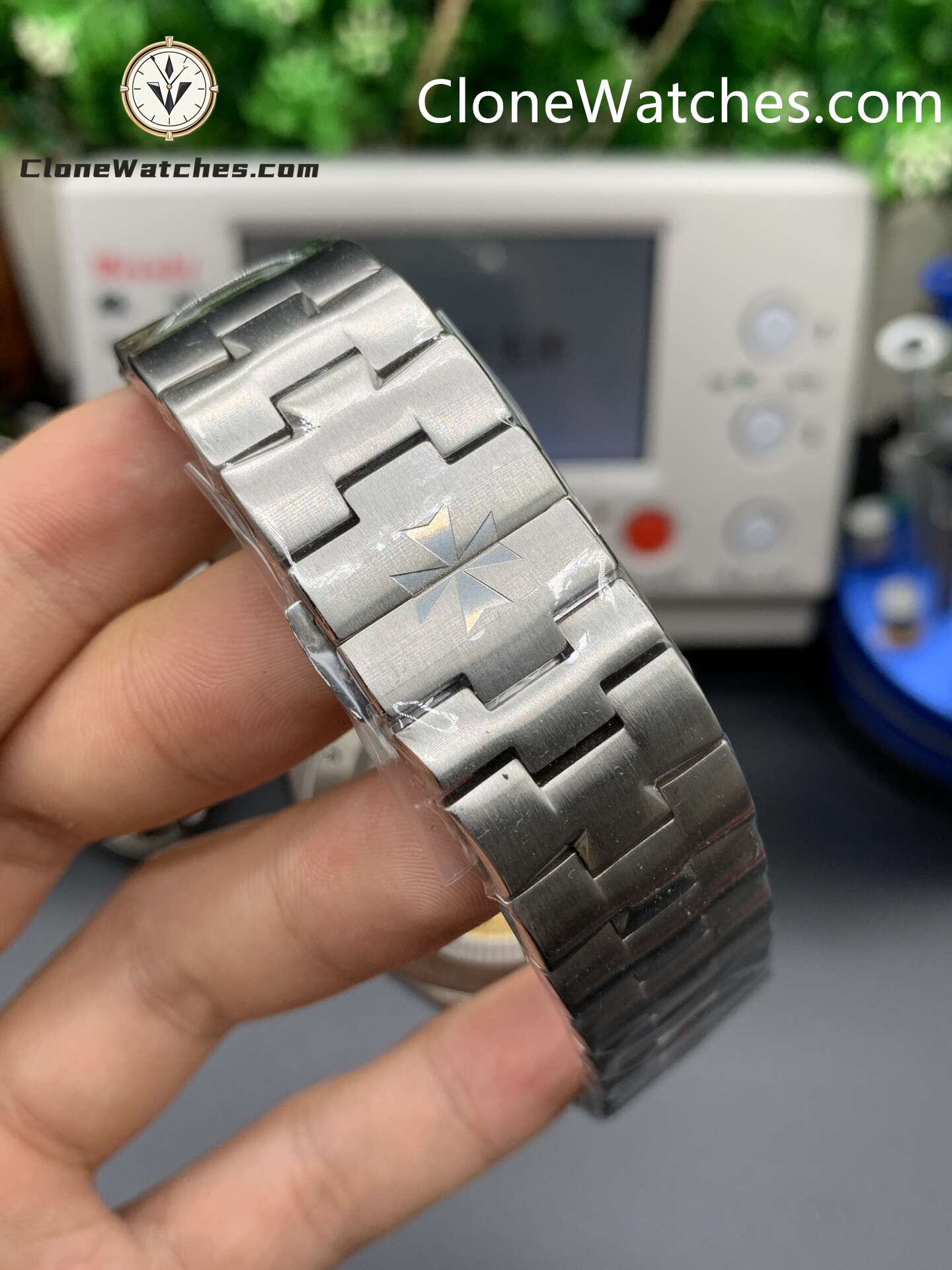 Vacheron Constantin Super Clone Watches 1:1 Overseas perpetual calendar 4300V/120G-B102 Gray Dial