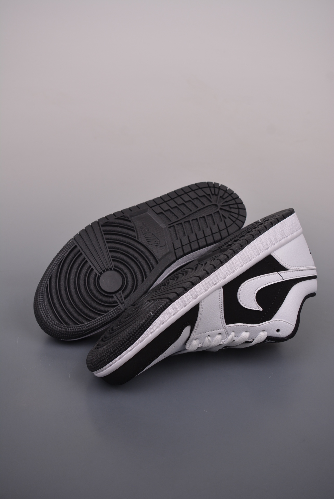 AJ Jordan casual sneakers synchronized with the official color