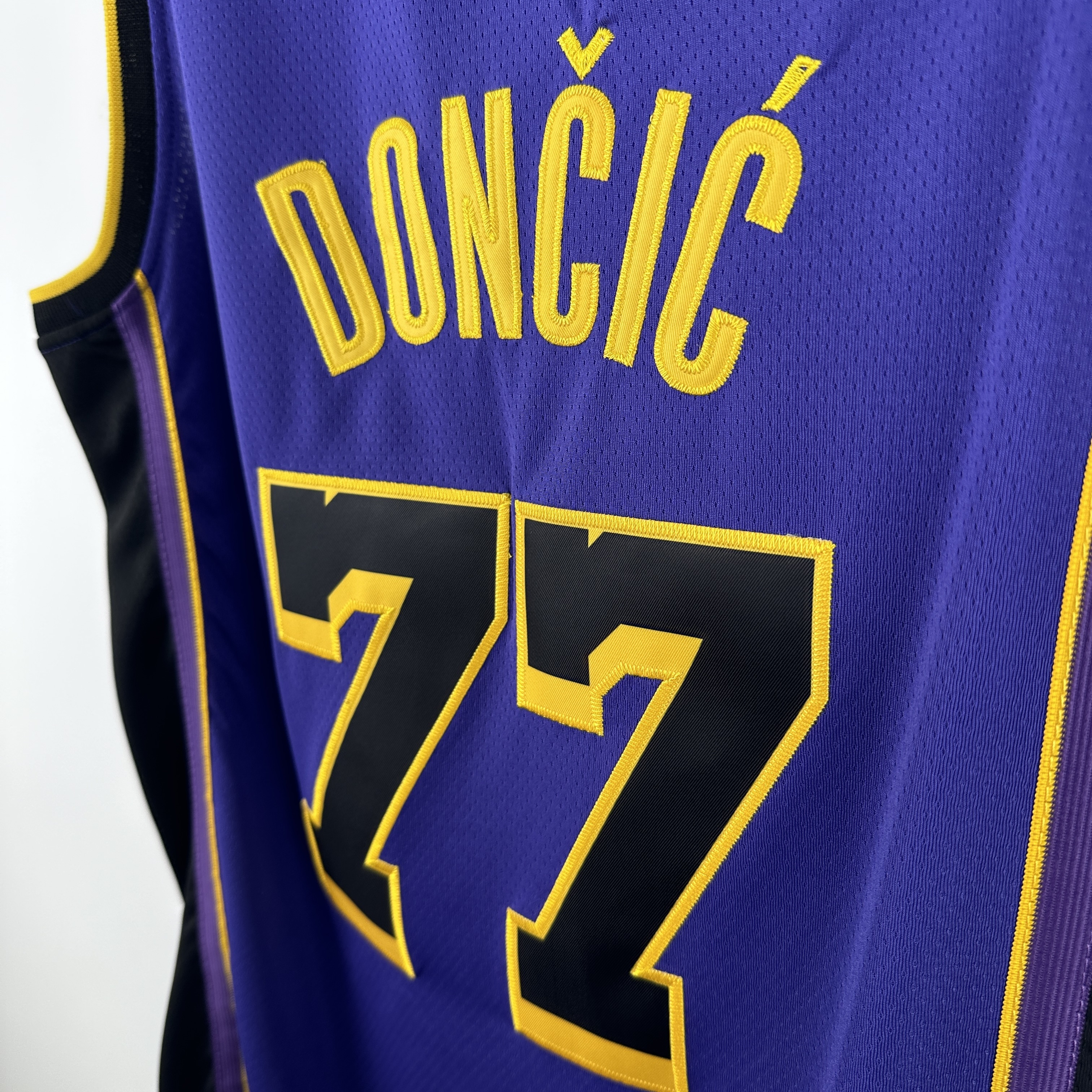 Embroidered 23rd season Lakers flying model No. 77 Dončić