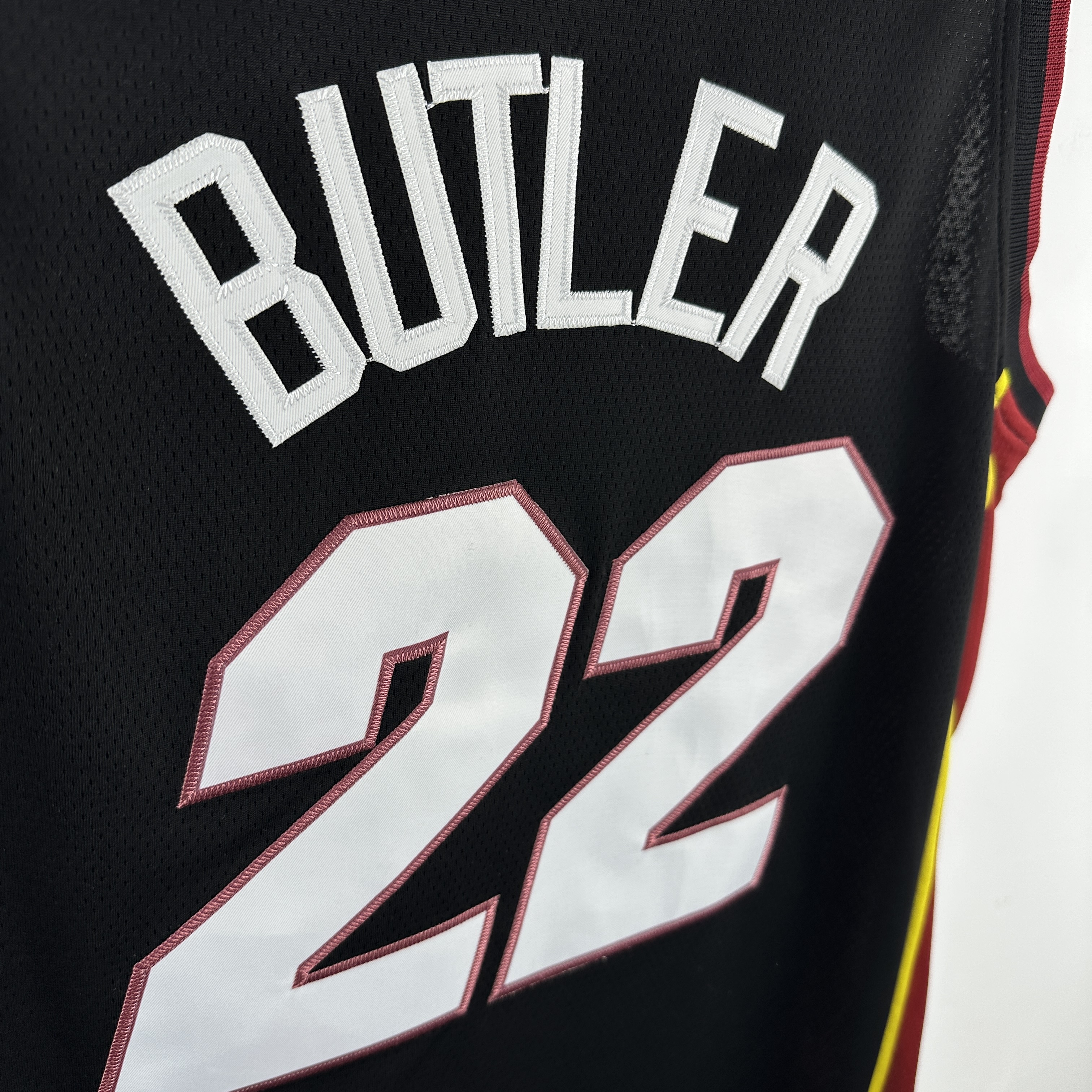 Embroidered Heat V-neck black No. 22 Butler