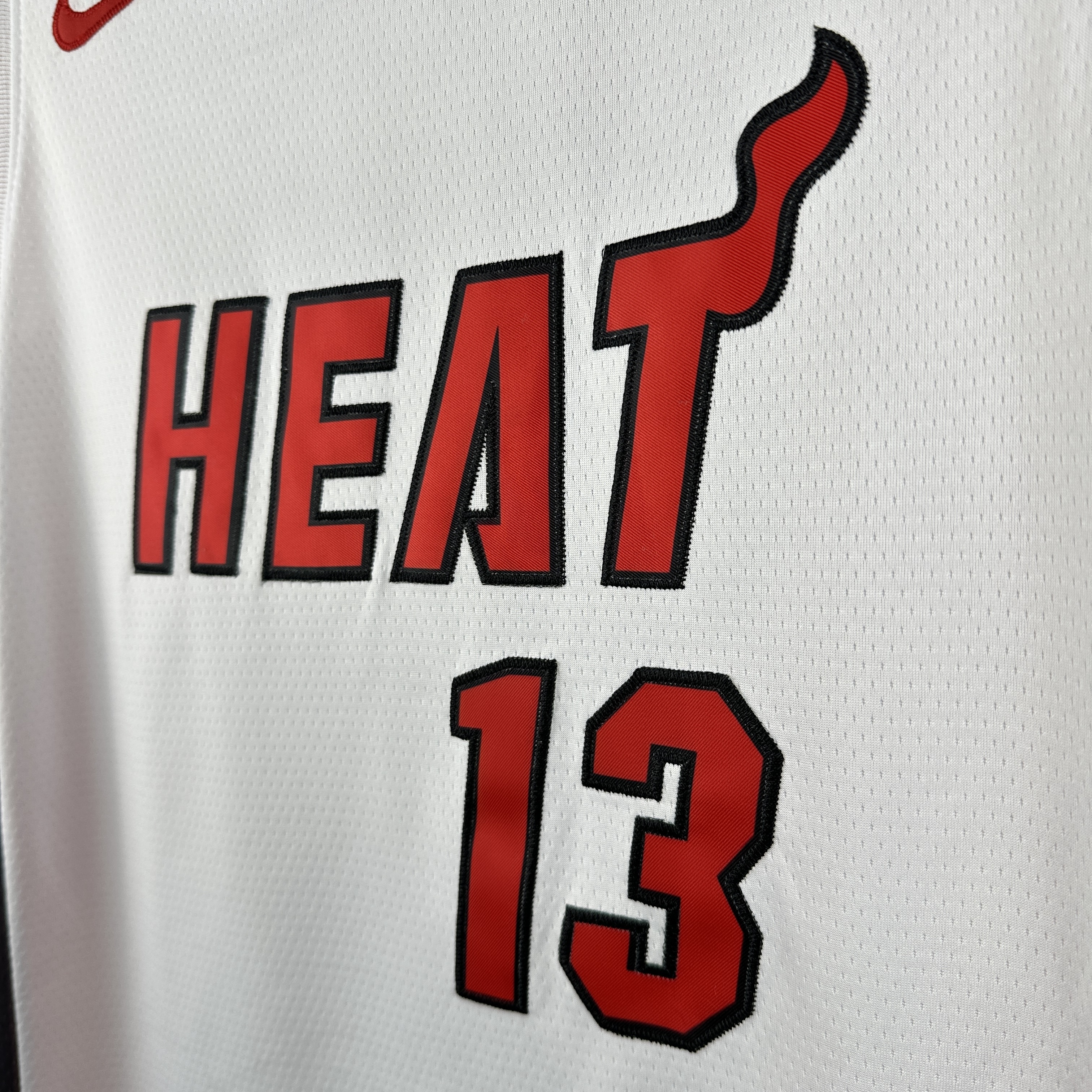 Embroidered Heat V-neck White No. 13 Adebayo